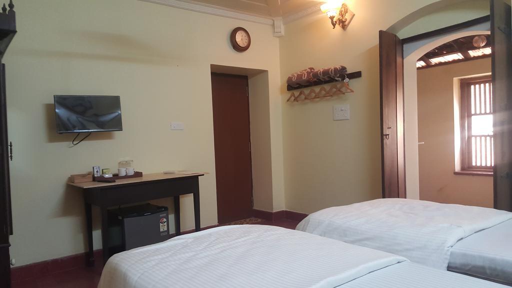 Casa Menezes - A Heritage Goan Homestay Bambolim Room photo