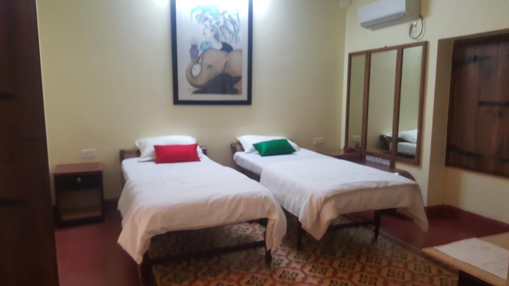 Casa Menezes - A Heritage Goan Homestay Bambolim Room photo